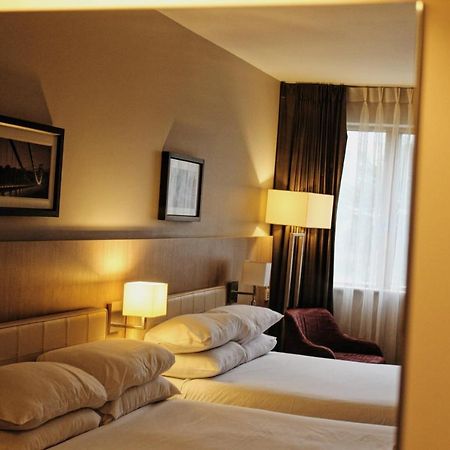 Lancaster Hotel Uxbridge Exterior photo