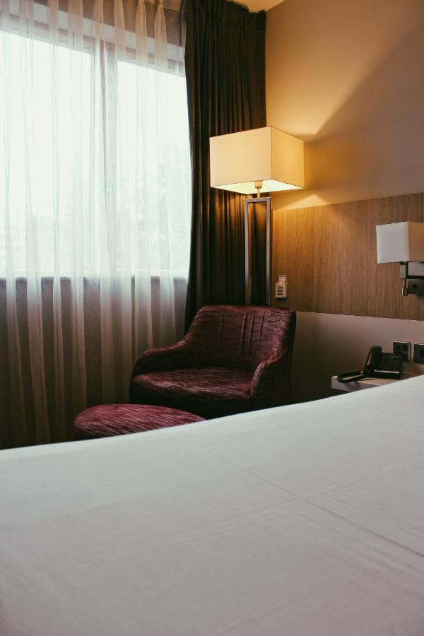 Lancaster Hotel Uxbridge Exterior photo