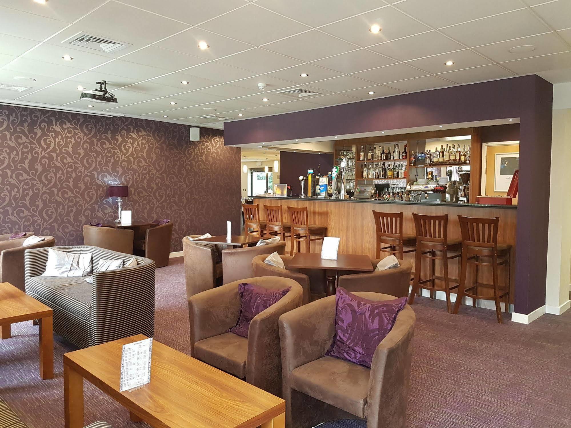 Lancaster Hotel Uxbridge Exterior photo
